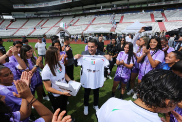 El alcalde de Manizales, Jorge Eduardo Rojas, les entregó la camiseta a las jugadoras del Once Caldas femenino que disputarán la Liga profesional.