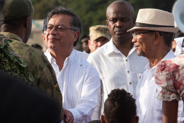 El presidente de Colombia, Gustavo Petro (izq.), saluda a autoridades junto al presidente del Consejo de Transición de Haití, Leslie Voltaire (der.).