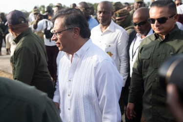 El presidente de Colombia, Gustavo Petro camina a su llegada este miércoles, al aeropuerto de Jacmel (Haití). Petro llegó a la ciudad de Jacmel (sureste de Haití) para una visita de solo unas horas destinada a reforzar las relaciones bilaterales y la cooperación. 