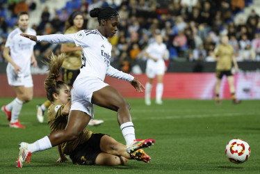 La delantera colombiana del Real Madrid Linda Caicedo durante el partido de semifinal de la Supercopa contra la Real Sociedad, este jueves en el estadio Municipal Butarque en Leganés (Madrid).