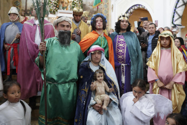 Actores interpretan una escena durante una celebración de la fiesta de Reyes Magos este domingo, en la Parroquia de Nuestra Señora de Egipto, en el barrio Egipto, en Bogotá (Colombia).