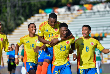 Uno de los tres goles celebrados por los jugadores en el campo. Colombia le ganó a Bolivia.