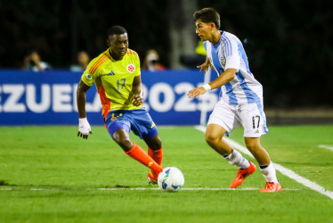 Valentino Acuña (d) de Argentina disputa un balón con Juan David Arizala de Colombia este domingo, en un partido del grupo B del Campeonato Sudamericano Sub-20 entre las selecciones de Colombia y Argentina en el estadio Polideportivo Misael Delgado en Valencia (Venezuela).