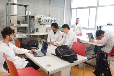 Estudiantes de la Universidad Nacional sede Manizales en el laboratorio de Innterfaz. 