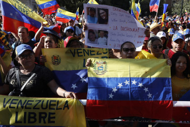 Venezolanos opositores participan de una manifestación en apoyo a la líder antichavista María Corina Machado y al líder opositor Edmundo González este jueves, en Santiago (Chile).