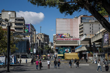 El silencio en las calles de Venezuela marca el primer día del cuestionado tercer mandato de Nicolás Maduro -investido el viernes en medio de acusaciones de fraude electoral-, con poco tránsito y una reducida actividad comercial, mientras continúan el patrullaje y los controles policiales y militares.