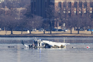 Un helicóptero militar y un avión comercial, con 67 personas a bordo en total, colisionaron y se precipitaron a las gélidas aguas del río Potomac.