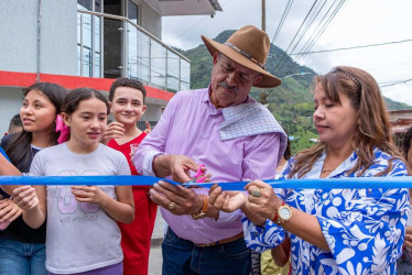 Carlos Enrique Botero Álvarez, alcalde de Manzanares, entregó el pavimento de San Roque.