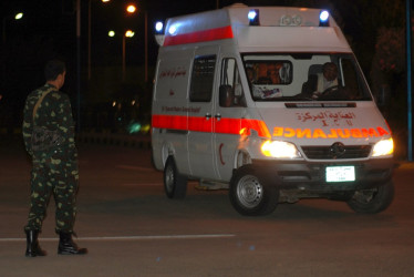 Un soldado yemení observa una ambulancia en Yemen, en una imagen de archivo.