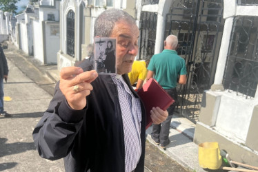 El sacerdote Iván Restrepo exhibe en su mano una fotografía de Rosa García, Rosita La Santa.En Anserma la historia de Carmen Rosa García Marín, conocida popularmente en este municipio como "Rosita La Santa", sigue dando de que hablar. Esta mujer falleció en 1972 y dedicó buena parte de su vida a la oración. Quienes la conocieron le reconocen que era piadosa, tanto que después de fallecida no han faltado personas que se volvieron sus devotas y le atribuyen milagros.  El pasado 27 de diciembre cundió la espec