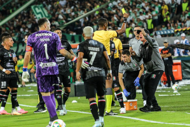 Hernán Darío Herrera, técnico del Once Caldas, fue amonestado en el primer tiempo del partido ante Atlético Nacional por protestar decisiones arbitrales.