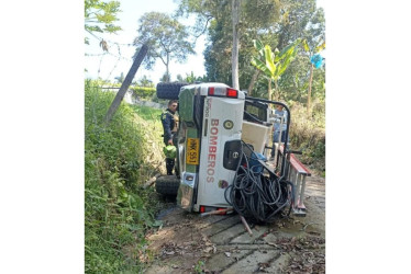 El vehículo volcado en el corregimiento de Arauca (Palestina). 