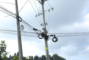 Según experto, por normatividad se exige que todos los elementos que estén en la parte exterior o interior con energía tengan avisos o señalización de prevención para que la gente por accidente o desconocimiento no entre en contacto con un conductor de energía.