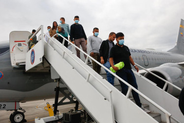 Ciudadanos deportados de Estados Unidos este martes en el aeropuerto El Dorado.