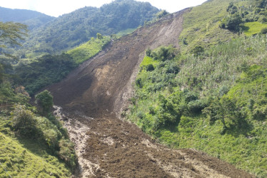 Deslizamiento en la vereda La Torre, corregimiento Arboleda (Pensilvania) que cayó sobre la quebrada La Cabaña.