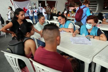  Una familia es registrada luego de ser desplazada por la violencia en la región del Catatumbo este lunes, en el estadio General Santander en Cúcuta