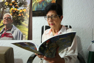  Martha Lucía Londoño, sostiene el libro de su esposo, Jorge Sánchez Ramírez. 