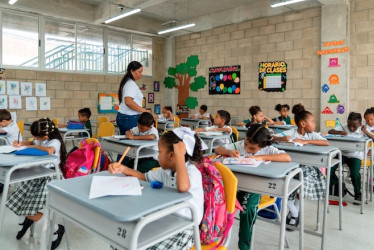 Profesora y estudiantes en un salón de clases. 