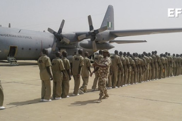 Ejército de Nigeria al costado de un avión. 