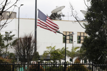 Fotografía de la embajada de los Estados Unidos este domingo en Bogotá (Colombia). 