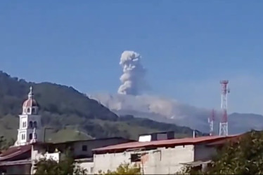 Emisión de ceniza del volcán Nevado del Ruiz vista desde Villahermosa (Tolima) este miércoles 22 de enero del 2025.