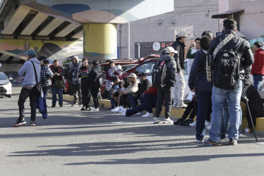 Migrantes que tenían listas sus citas para solicitar asilo, en medio del desconsuelo en Tijuana (México), por la cancelación del programa CBP One.