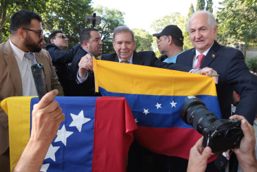 El líder opositor venezolano Edmundo González Urrutia posa con una bandera de Venezuela este sábado, en Montevideo (Uruguay). González Urrutia agradeció al presidente de Uruguay, Luis Lacalle Pou, "por haber sido solidario" con la causa de su país