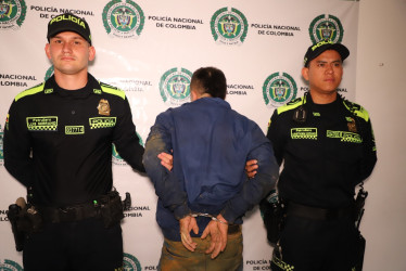 Este sujeto intentó robar en una casa, pero la reacción de la Policía evitó que sacara más elementos.