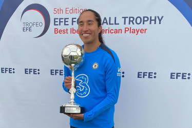 Mayra Ramírez, delantera colombiana del Chelsea FC, recibió este viernes el Trofeo EFE a la mejor jugadora Iberoamericana 2024.