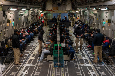 En aviones militares y encadenados transportaron a los migrantes para su posterior deportación.