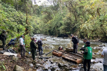 En el operativo destruyeron dragas y maquinaria, y capturaron a cuatro personas en flagrancia.