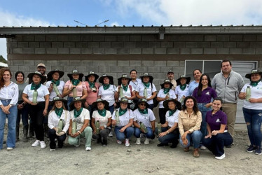 Parte del grupo de mujeres que participan en el programa de sostenibilidad ambiental en Neira y Aranzazu (Caldas) impulsado por la aguacatera Wakate y el Comité de Cafeteros de Caldas. 