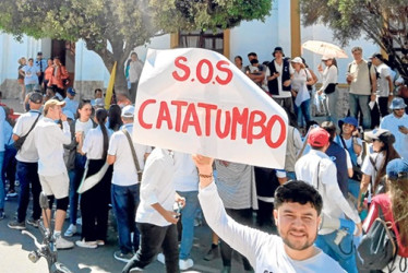 Habitantes de Ocaña salieron ayer a las calles para pedir por la paz del Catatumbo y en apoyo a los miles de desplazados que han llegado en la última semana huyendo de la violencia de la guerrilla del Eln. 