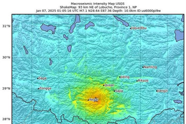 Un folleto distribuido por el Servicio Geológico de los Estados Unidos (USGS) muestra la ubicación de un terremoto de magnitud 7,1 que se produjo cerca de Shigatse, Tíbet, sur de China, el 7 de enero de 2025.