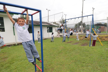 Estrenan juegos infantiles en la I.E. Maltería