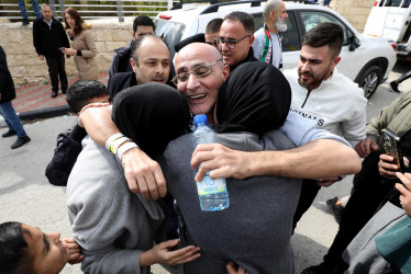 Un exdetenido palestino es recibido por familiares y amigos cuando llega después de ser liberado de prisión como parte de un acuerdo de intercambio de prisioneros entre Israel y Hamas, en Ramallah, Cisjordania.