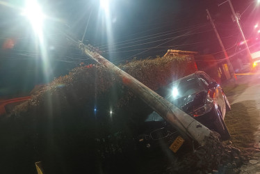 El carro terminó contra un poste. 