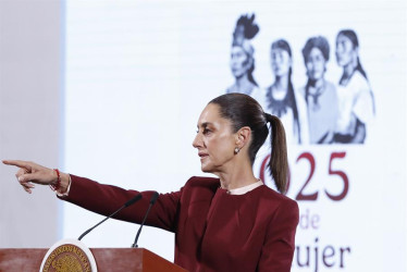 La presidenta de México, Claudia Sheinbaum, reacciona durante una rueda de prensa este jueves, en el Palacio Nacional en Ciudad de México (México). 