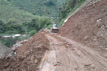 Hay 11 vías con cierres o pasos restringidos en Caldas este lunes (17 de febrero), según la Gobernación de Caldas. En Llanadas (Manzanares) los movimientos de tierra siguen siendo el principal dolor de cabeza de conductores.