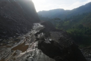 Pérdida de banca en el sector Llanadas, de la vía Manzanares - Las Margaritas. Hay 11 vías de Caldas afectadas por derrumbes u obras. Prepare su viaje.