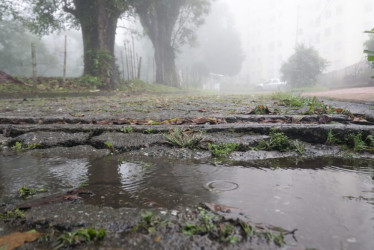 Foto | Darío Cardona | LA PATRIA Por la lluvia se llenan de agua los huecos