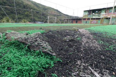 El suelo sintético de la cancha se levanta y hay gran cantidad de huecos.