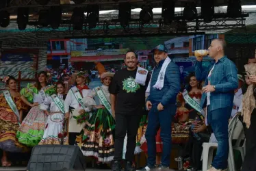 14 municipios de Risaralda participaron en el desfile inaugural de las festividades del departamento con carrozas tradicionales.