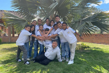 l sacerdote colombiano Rito Álvarez junto a los niños en uno de los centros de la Fundación Oasis Amor y Paz en Ábrego, Colombia.