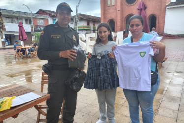 La entrega del uniforme.