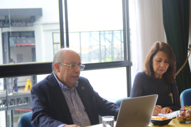 Jaime Alberto Leal, rector de la UNAD, y Martha Liliana Marín Cano, rectora de la Universidad Católica de Manizales.