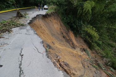 En el sector de la Vuelta de la Marrana, en la vía Neira-Aranzazu (Caldas), se perdió la mitad de la banca.