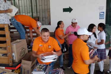 En Victoria (Caldas) trasportaron útiles escolares a la Institución Educativa San Pablo. 