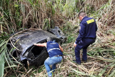 El vehículo particular rodó cerca de 150 metros y su conductor alcanzó a salir antes de que rodara.