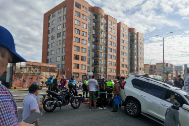 Una mujer resultó lesionada al chocar en su moto contra un carro particular.